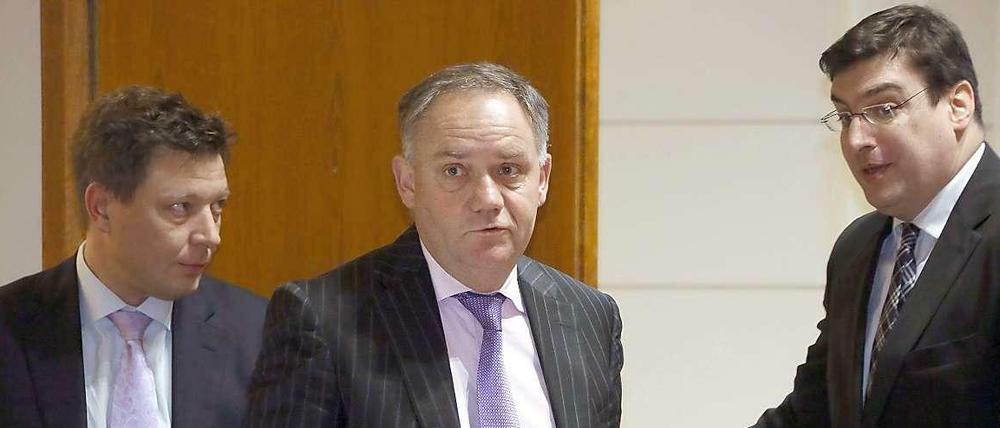 Der frühere Chef des neuen Hauptstadtflughafens BER, Rainer Schwarz (M), wird am 19.12.2014 im Abgeordnetenhaus in Berlin zum Untersuchungsausschuss von seinem Anwalt Mark Wilhelm (l) und dem Assistenten des Ausschusses, Joachim Wagner, begleitet.