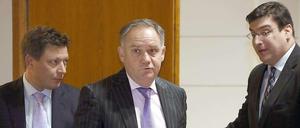 Der frühere Chef des neuen Hauptstadtflughafens BER, Rainer Schwarz (M), wird am 19.12.2014 im Abgeordnetenhaus in Berlin zum Untersuchungsausschuss von seinem Anwalt Mark Wilhelm (l) und dem Assistenten des Ausschusses, Joachim Wagner, begleitet.