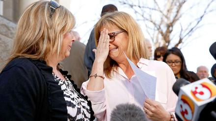 Terri Crippes (L) und Lori Lyon, die Tanten der getöteten amerikanischen Geisel Kayla Mueller, bei einer Pressekonferenz in Prescott.
