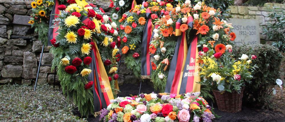 Richard von Weizsäckers Grab auf dem Waldfriedhof in Dahlem ist mit Gestecken geschmückt, auf den Trauerschleifen steht sein offizieller Titel: "Der Bundespräsident".