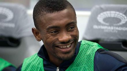 Lächelnd auf der Ersatzbank: Salomon Kalou will eigentlich lieber spielen. Egal, ob für Hertha BSC oder einen anderen Verein.