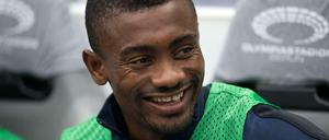 Lächelnd auf der Ersatzbank: Salomon Kalou will eigentlich lieber spielen. Egal, ob für Hertha BSC oder einen anderen Verein.