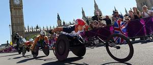 Begeisterung an der Strecke. Zuschauer beim Marathon der Rollstuhlfahrer 2012 in London.