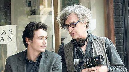 Wim Wenders, 69, mit James Franco (l.). Am 12.2. erhält der Regisseur, der mit seiner Doku „Das Salz der Erde“ für den Oscar nominiert ist, den Goldenen Ehrenbären.