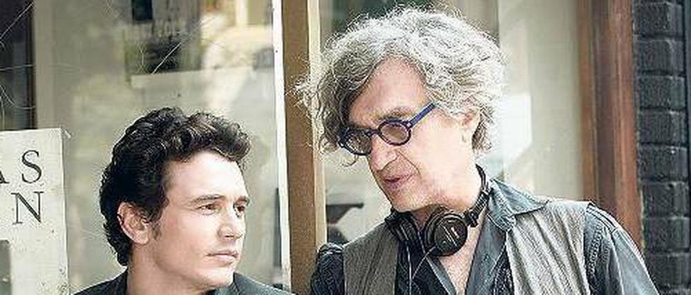 Wim Wenders, 69, mit James Franco (l.). Am 12.2. erhält der Regisseur, der mit seiner Doku „Das Salz der Erde“ für den Oscar nominiert ist, den Goldenen Ehrenbären.