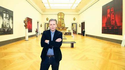 Vorbild, Nachbild. Mark Alexander zeigt im Bodemuseum seine Siebdrucke, darunter rechts „Red Mannheim I“. Daneben das historische Modell: der Mannheimer Hochaltar, geschaffen von Paul Egell im 18. Jahrhundert. 