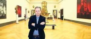 Vorbild, Nachbild. Mark Alexander zeigt im Bodemuseum seine Siebdrucke, darunter rechts „Red Mannheim I“. Daneben das historische Modell: der Mannheimer Hochaltar, geschaffen von Paul Egell im 18. Jahrhundert. 