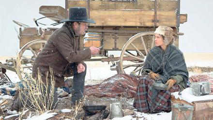 In der Wildnis. Briggs (Tommy Lee Jones) und Mary Bee Cuddy (Hilary Swank).