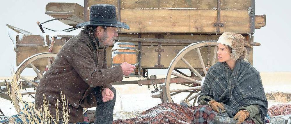 In der Wildnis. Briggs (Tommy Lee Jones) und Mary Bee Cuddy (Hilary Swank). 