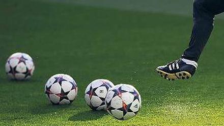 Der Rasen als Dunkelfeld. Der Fußball schweigt gern beim Thema Doping.