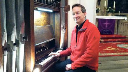 Organist mit Leib und Seele. Kantor Helge Pfläging, hier an der Englischen Orgel in der Templiner Maria-Magdalenen-Kirche.
