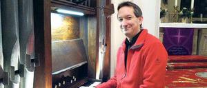 Organist mit Leib und Seele. Kantor Helge Pfläging, hier an der Englischen Orgel in der Templiner Maria-Magdalenen-Kirche.