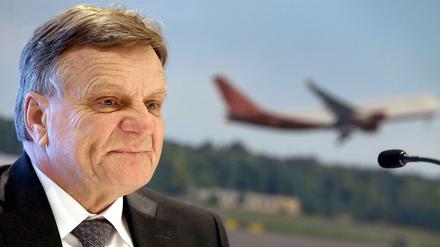 Schemenhaft ist ein Flughafenbetrieb erkennbar: 2017 soll der BER eröffnen, glaubt Flughafenchef Hartmut Mehdorn.