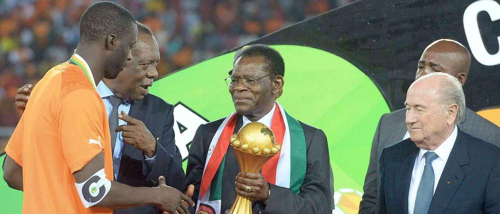 Gewinner und Verlierer. Der Kapitän der siegreichen Elfenbeinküste, Yaya Touré (l.), nimmt den Afrika-Cup entgegen von Äquatorialguineas Präsidenten. Teodore Obiang (M.) und Fifa-Präsident Sepp Blatter.
