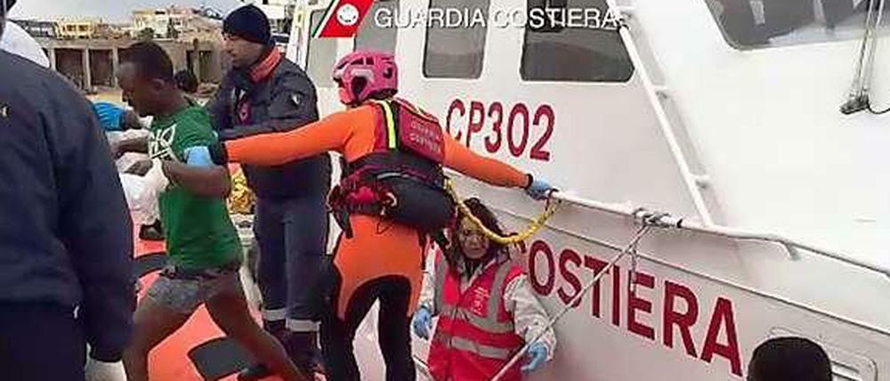 Dieses Foto von der Rettung von 29 Flüchtlingen aus Afrika wurde am Mittwoch von der italienischen Küstenwache veröffentlicht.