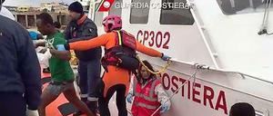 Dieses Foto von der Rettung von 29 Flüchtlingen aus Afrika wurde am Mittwoch von der italienischen Küstenwache veröffentlicht.