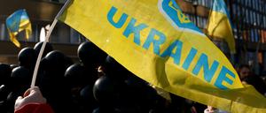 Die Menschen demonstrieren in Brüssel für die Freilassung der ukrainischen Pilotin Nadia Savchenko aus russischer Haft. Nach Brüssel reisten die Staatschefs nach dem Gipfel in Minsk.