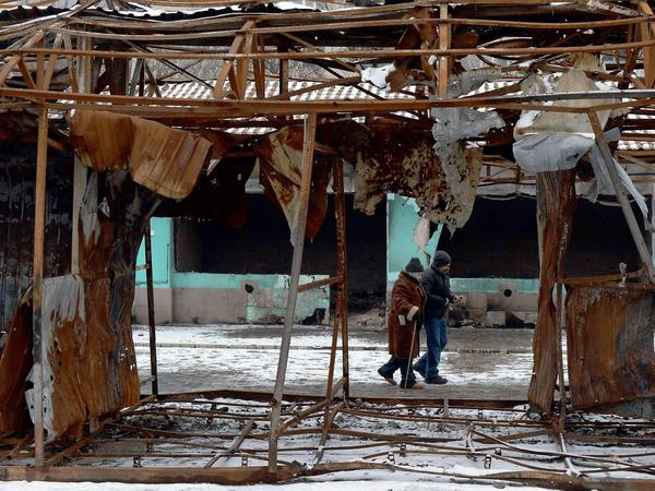 Ein zerstörter Markt in der Nähe des Hauptbahnhofs von Donetsk