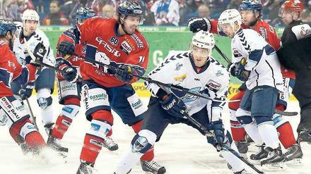 Eisstockschieben. Die Eisbären traten am Sonntagabend zwar nicht brillant auf, mit viel Einsatz sicherten sich die Berliner aber den dritten Sieg in Serie. Hier beharkt Mark Bell den Hamburger Patrick Pohl.