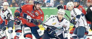 Eisstockschieben. Die Eisbären traten am Sonntagabend zwar nicht brillant auf, mit viel Einsatz sicherten sich die Berliner aber den dritten Sieg in Serie. Hier beharkt Mark Bell den Hamburger Patrick Pohl.