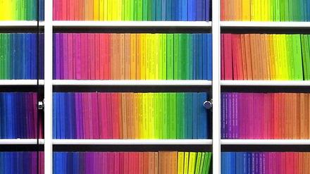 Suhrkamp-Bücher in einem Regal.