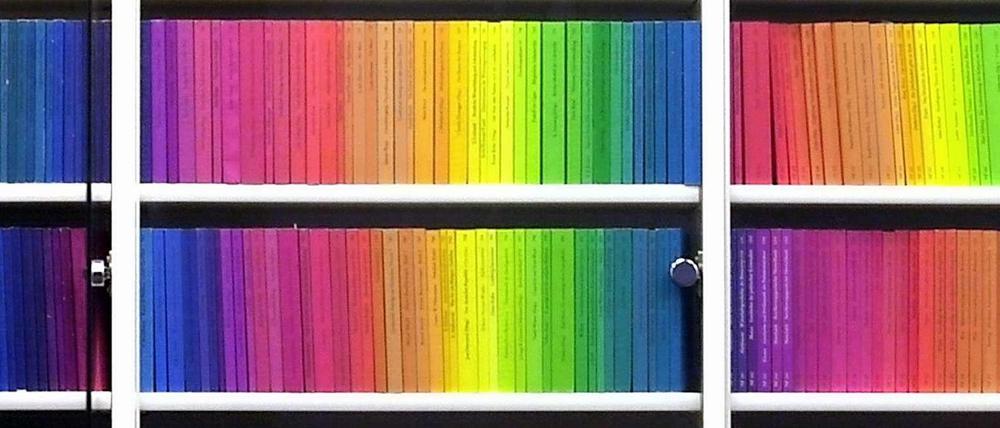 Suhrkamp-Bücher in einem Regal.