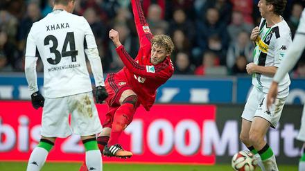 Schwungvoller Nachmittag. Leverkusen und Mönchengladbach lieferten sich ein temporeiches Duell, hier verzieht Bayer-Stürmer Stefan Kießling gegen Granit Xhaka (l.) und Roel Brouwers. 