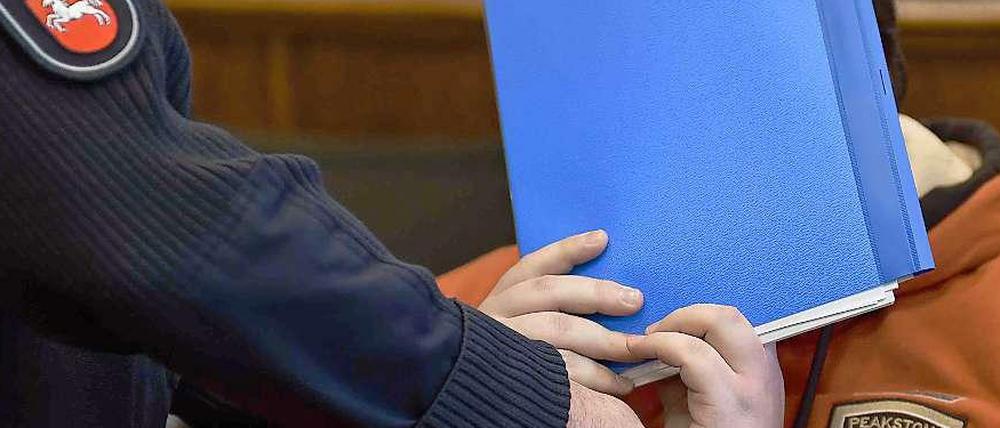 Der 19-jährige Angeklagte vor Gericht in Aurich. 