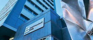 Kontaktbörse. Senatorin Yzer hatte angeregt, Firmen in den Räumen der Investitionsbank über die neuen Förderprogramme zu informieren. Am Mittwoch kamen aber zu viele Gäste in die Bundesallee. Die IBB musste auf eine ordentliche Registrierung verzichten. 