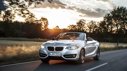 Sportlich und dynamisch: Als Nachfolger des weltweit erfolgreichsten, mehr als 130 000-mal verkauften 1er Cabrios muss sich das neue 2er BMW 228i Cabriolet an hohen Maßstäben messen lassen.