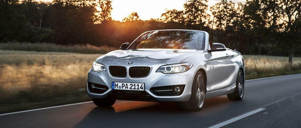 Sportlich und dynamisch: Als Nachfolger des weltweit erfolgreichsten, mehr als 130 000-mal verkauften 1er Cabrios muss sich das neue 2er BMW 228i Cabriolet an hohen Maßstäben messen lassen.