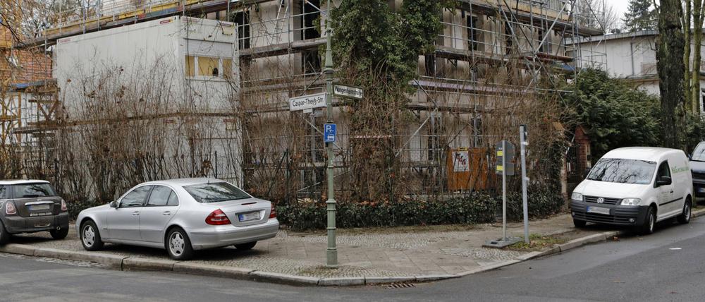 Steigende Grundstückspreise führen zum Bau von Mehrfamilienhäusern. Wie etwa an der Wangenheimstraße Nr. 20, Ecke Caspar-Theyß-Straße. Ehemals wohnte hier der weltberühmte Kameramann Michael Ballhaus.