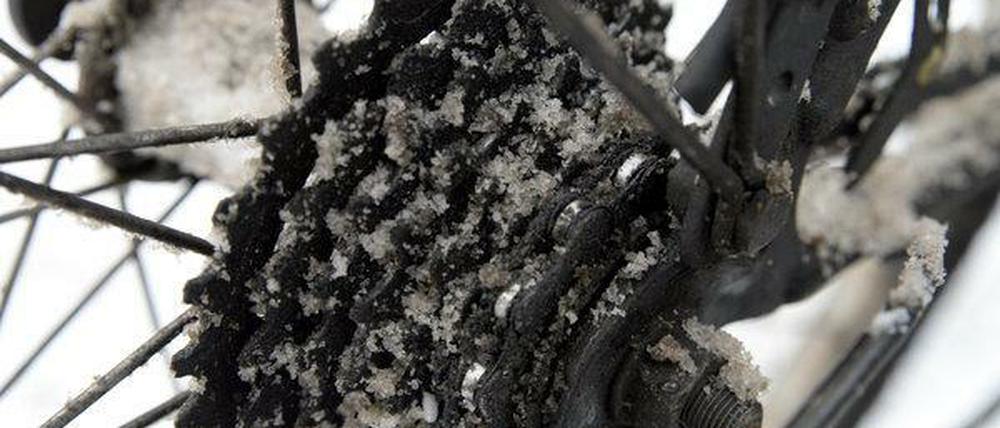 Gift für die Kette: Schnee und Streusalz lassen den Fahrradantrieb extrem schnell rosten - es sei denn, der Radbesitzer hat vorgebeugt.