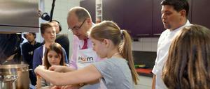 Tim Mälzer gibt Anweisungen aus dem Hintergrund, Landwirtschaftsminister Schmidt pariert.