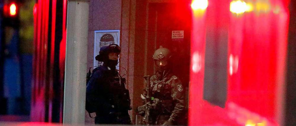 Die Polizei hat das Café gestürmt und mehrere Geiseln befreit.
