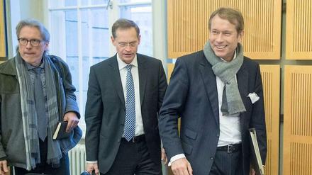 Einer geht, einer kommt. Der designierte Regierende Bürgermeister Michael Müller (Mitte), Finanzsenator Ulrich Nußbaum und sein designierterNachfolger Matthias Kollatz-Ahnen nahmen an der Sitzung der SPD-Fraktion teil.