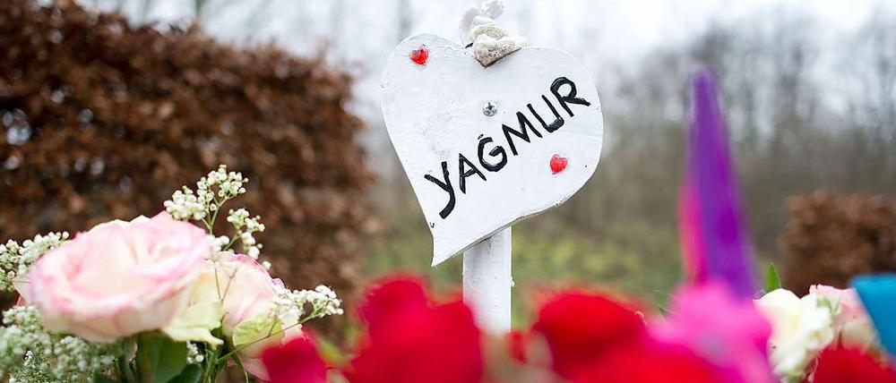 Blumen am Grab der dreijährigen Yagmur in Hamburg. 