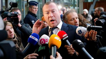 Der Vater eines islamistischen Angeklagten in Belgien spricht vor dem Gerichtsgebäude zur Presse.