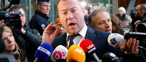 Der Vater eines islamistischen Angeklagten in Belgien spricht vor dem Gerichtsgebäude zur Presse.