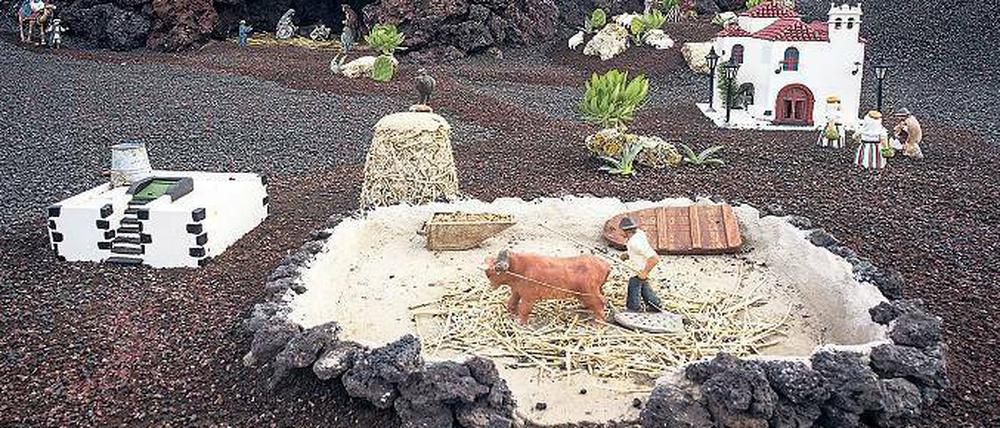 Lanzarote, weihnachtlich geschmückt. In Yaiza ist, im typischen schwarzen Sand der Insel, eine Weihnachtskrippe zu bewundern.