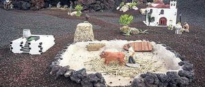 Lanzarote, weihnachtlich geschmückt. In Yaiza ist, im typischen schwarzen Sand der Insel, eine Weihnachtskrippe zu bewundern. 