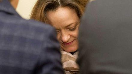 Die Hauptangeklagte Beate Zschäpe wird von ihren Anwälten abgeschirmt