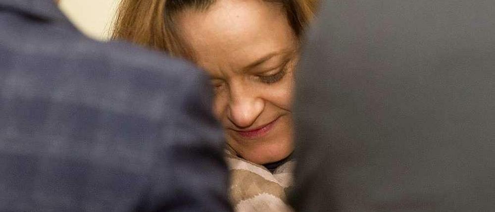 Die Hauptangeklagte Beate Zschäpe wird von ihren Anwälten abgeschirmt