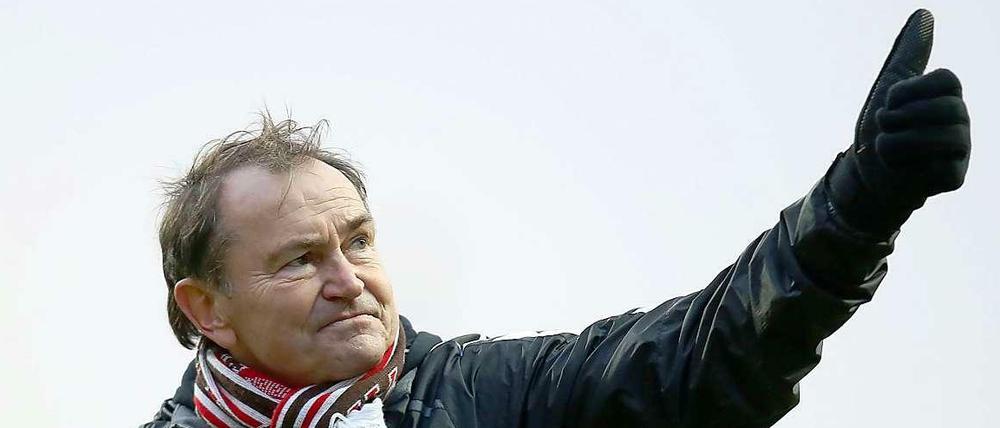 Erfolgreicher Auftakt am Millerntor. Neu-Trainer Ewald Lienen jubelt über drei Punkte für den FC St. Pauli.