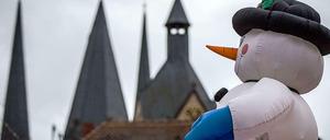 Schneemann? Vorerst nur aus Plastik. Weiße Weihnacht ist nicht in Sicht.