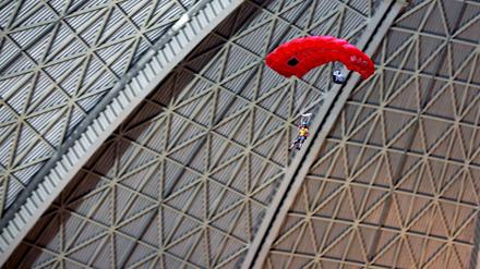 Hauptsache hoch: ein Base-Jumper im Tropical Island.
