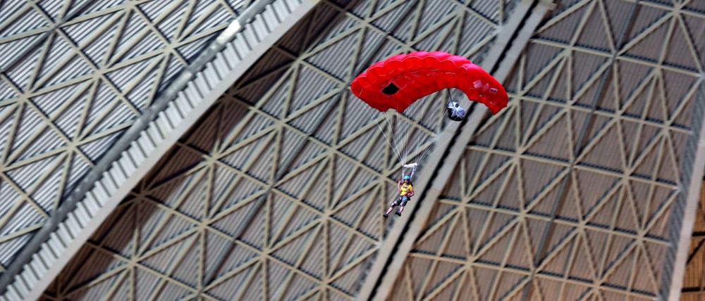 Hauptsache hoch: ein Base-Jumper im Tropical Island.