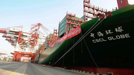 Gigant der Meere. Die CSCL Globe ist 400 Meter lang und 60 Meter breit.