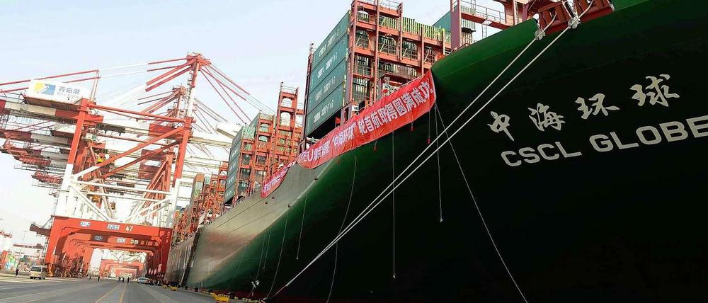 Gigant der Meere. Die CSCL Globe ist 400 Meter lang und 60 Meter breit.
