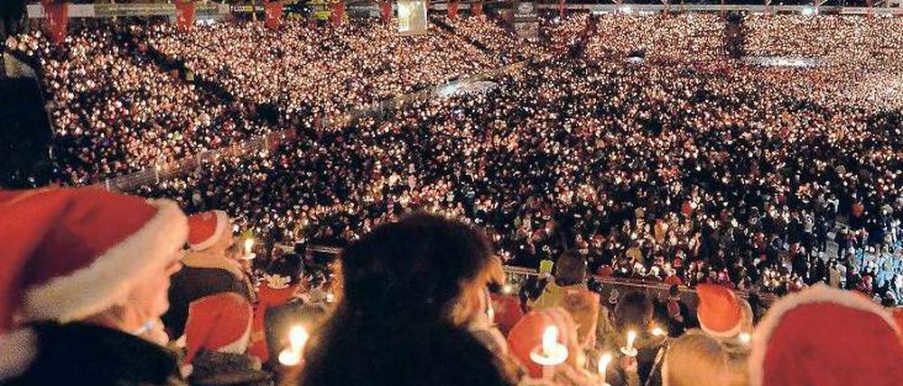 Alle Jahre wieder. 27000 Menschen werden am Dienstag zum Weihnachtssingen in der Alten Försterei erwartet.